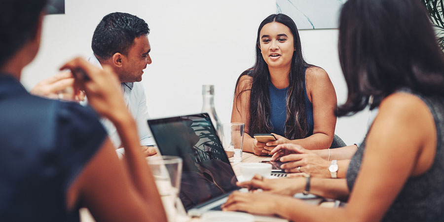 young-woman-leading-meeting-900x450